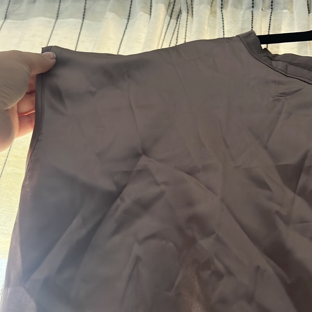 🍷free when bundled🍷Silk like top - Picture 3 of 3